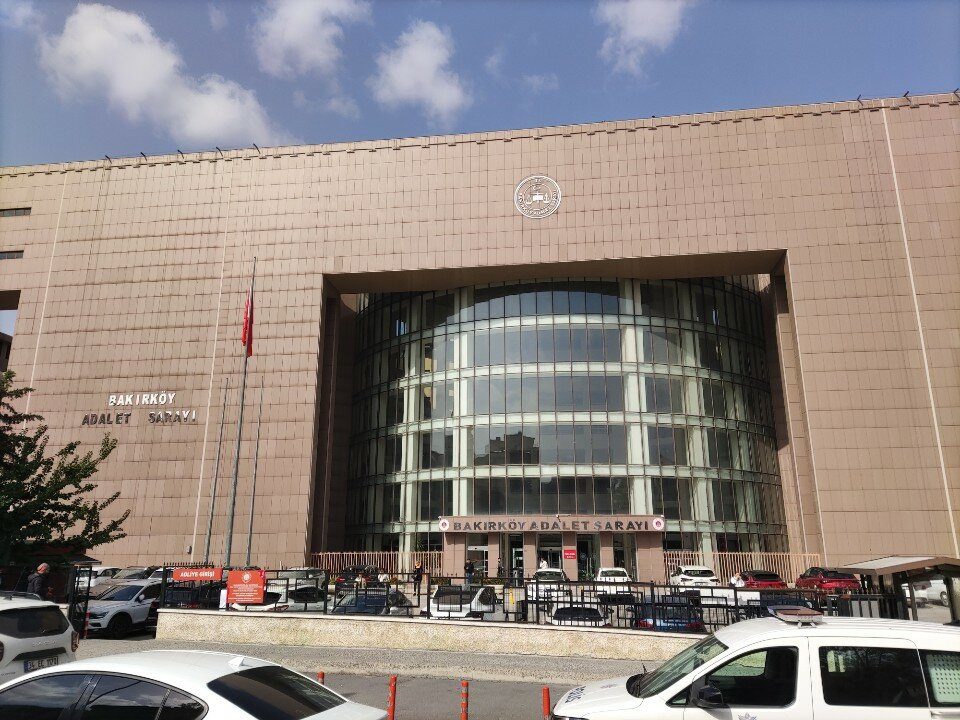 Bakırköy Adliyesi (Bakırköy Adalet Sarayı) ana binasının İncirli'deki cephesi ve silindir biçimli cam girişi